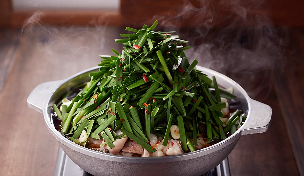 大盛りのニラとキャベツのもつ鍋